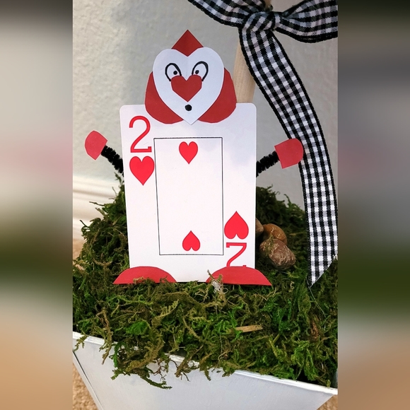 Alice in Wonderland Topiary - Picture 2 of 3